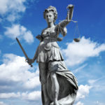 Recht haben und Recht bekommen sind oft zweierlei im Leben. Mit einer Rechtsschutzversicherung schützen Sie sich wenigstens vor den Kosten eines Prozesses.