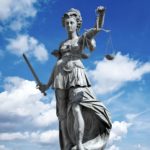 Recht haben und Recht bekommen sind oft zweierlei im Leben. Mit einer Rechtsschutzversicherung schütze Dich vor den Kosten eines Prozesses.